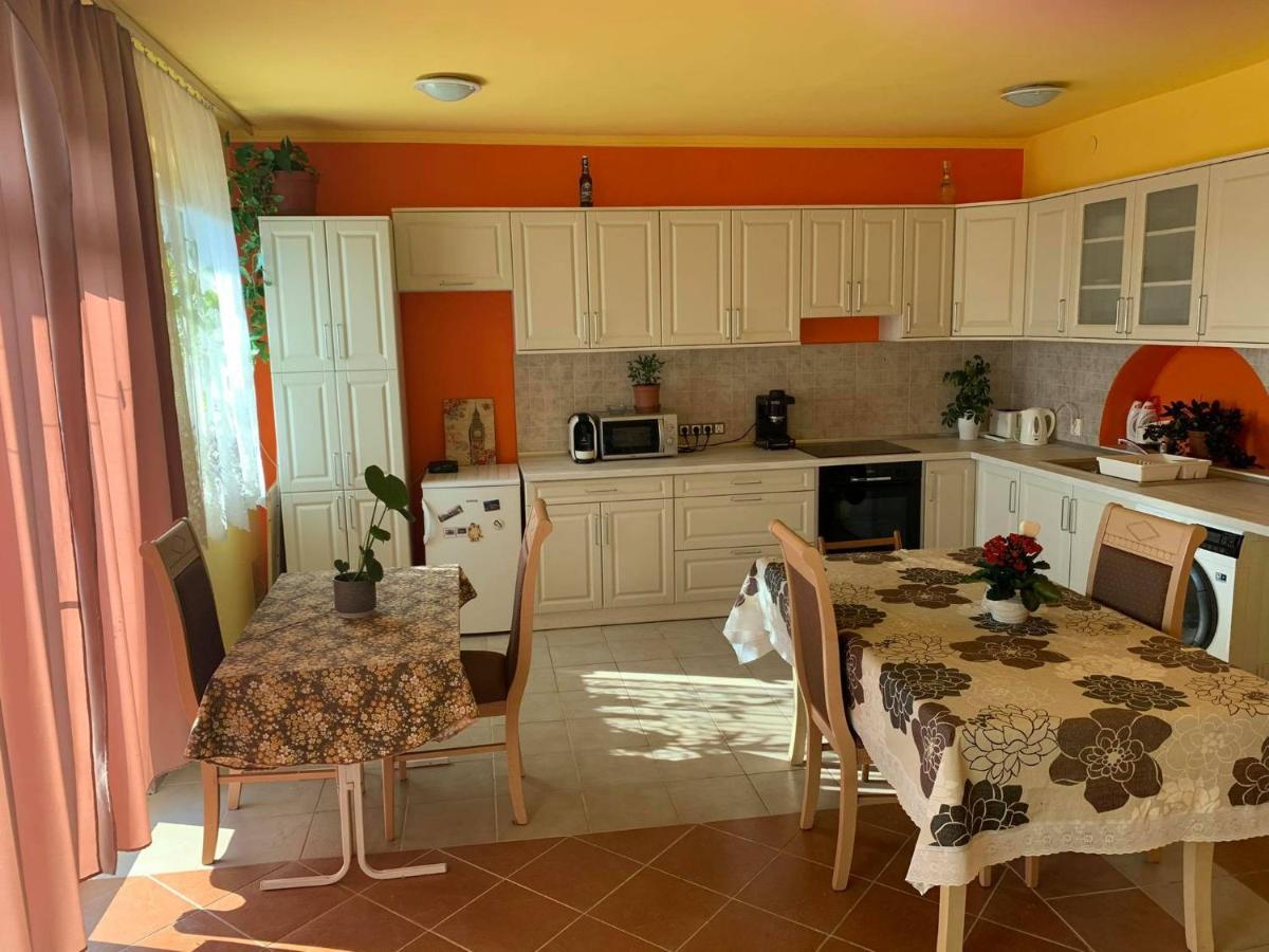 Kriszta Apartmanhaz Balatonlelle Exterior photo