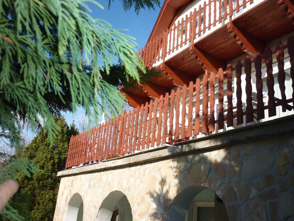 Kriszta Apartmanhaz Balatonlelle Exterior photo