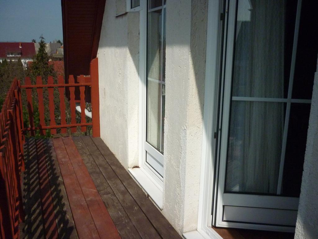Kriszta Apartmanhaz Balatonlelle Exterior photo