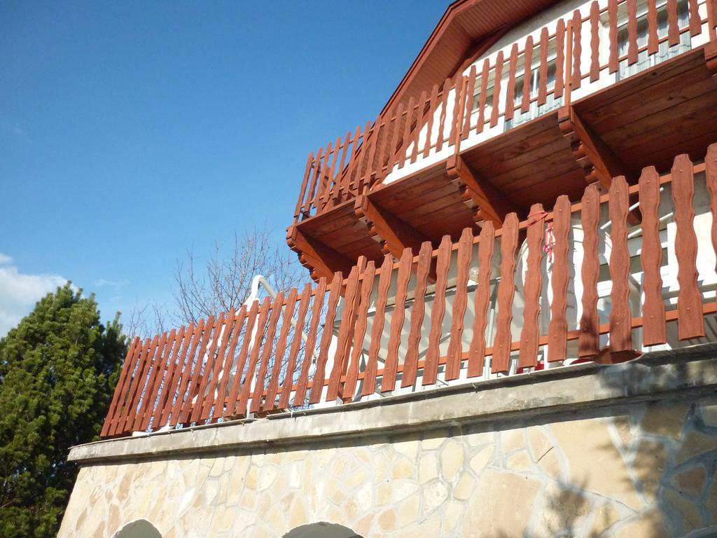 Kriszta Apartmanhaz Balatonlelle Exterior photo