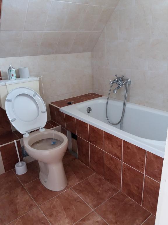 Kriszta Apartmanhaz Balatonlelle Exterior photo